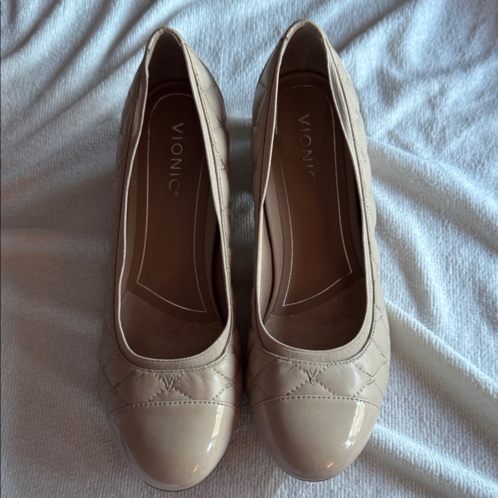 Vionic Women's Beige Patent Quilted Round-Toe Heels